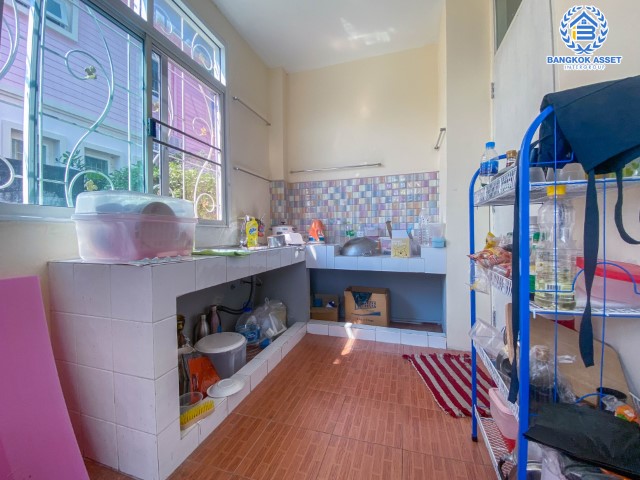 *****บ้านเดี่ยวมือสองย่านกรุงเทพฯ ม.ธนาสิริ รัตนาธิเบศร์ เนื้อที่กว้างขวางมากถึง 54.4 ตร.ว. ฟังก์ชัน 3 ห้องนอน 3 ห้องน้ำ ที่จอดรถ 2 คัน ภายในสภาพสวย พร้อมเข้าอยู่อาศัย บนทำเลเดินทางสะดวก ใกล้รถไฟฟ้าสายสีม่วง "สถานีบางรักใหญ่" และจุดขึ้น-ลงทางด่วน "กาญจณาภิเษก"